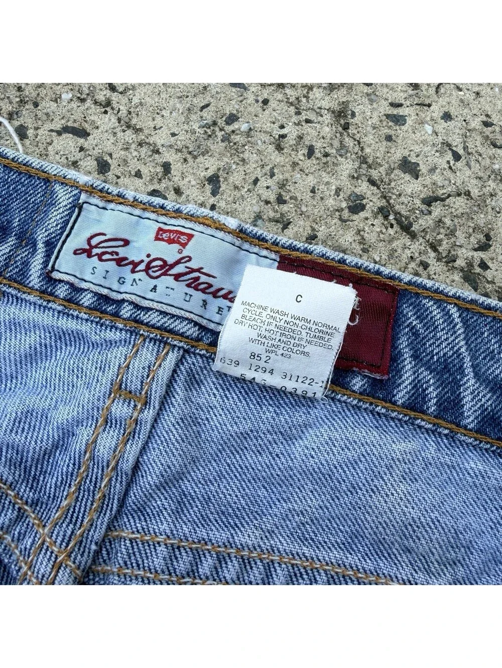 Vintage Levi's Signature 545 Loose Fit Jeans Men's 35x30 USA Light Wash 1994 90s